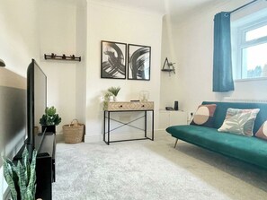 Exterior - Cozy & Spacious 3-bedroom Home (Swansea)