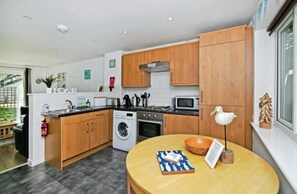 House (Atlantic Reach – Cozy 2-Bed with Pa) | Private kitchen - Atlantic Reach Cozy 2-bed With Parking (St. Columb Major)