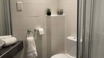 House (Atlantic Reach – Cozy 2-Bed with Pa) | Bathroom