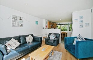 Casa (Atlantic Reach – Cozy 2-Bed with Pa) | Sala de estar | Una televisión