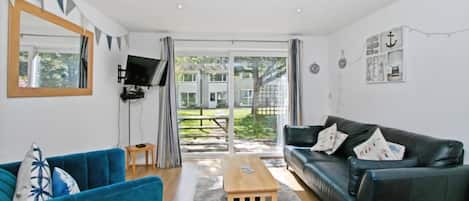 House (Atlantic Reach – Cozy 2-Bed with Pa) | Living room