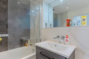Exterior - Stylish 2 Bed Flat in Battersea - Private Balcony (London)