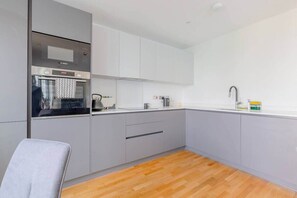 Exterior - Stylish 2 Bed Flat in Battersea - Private Balcony (London)