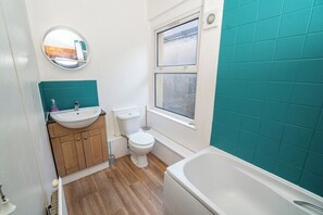 Exterior - Modern 3-bed Swansea Home Near City & Bay (Swansea)