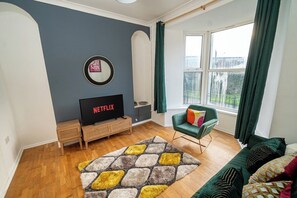 House (Modern 3-Bed Swansea Home near City &) | Living room - Modern 3-bed Swansea Home Near City & Bay (Swansea)