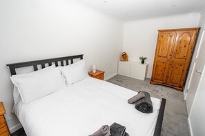 Huis (Modern 2-Bed Home with Driveway – B) | 2 slaapkamers, gratis wifi