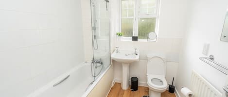 House (Modern 2-Bed Home with Driveway – B) | Bathroom