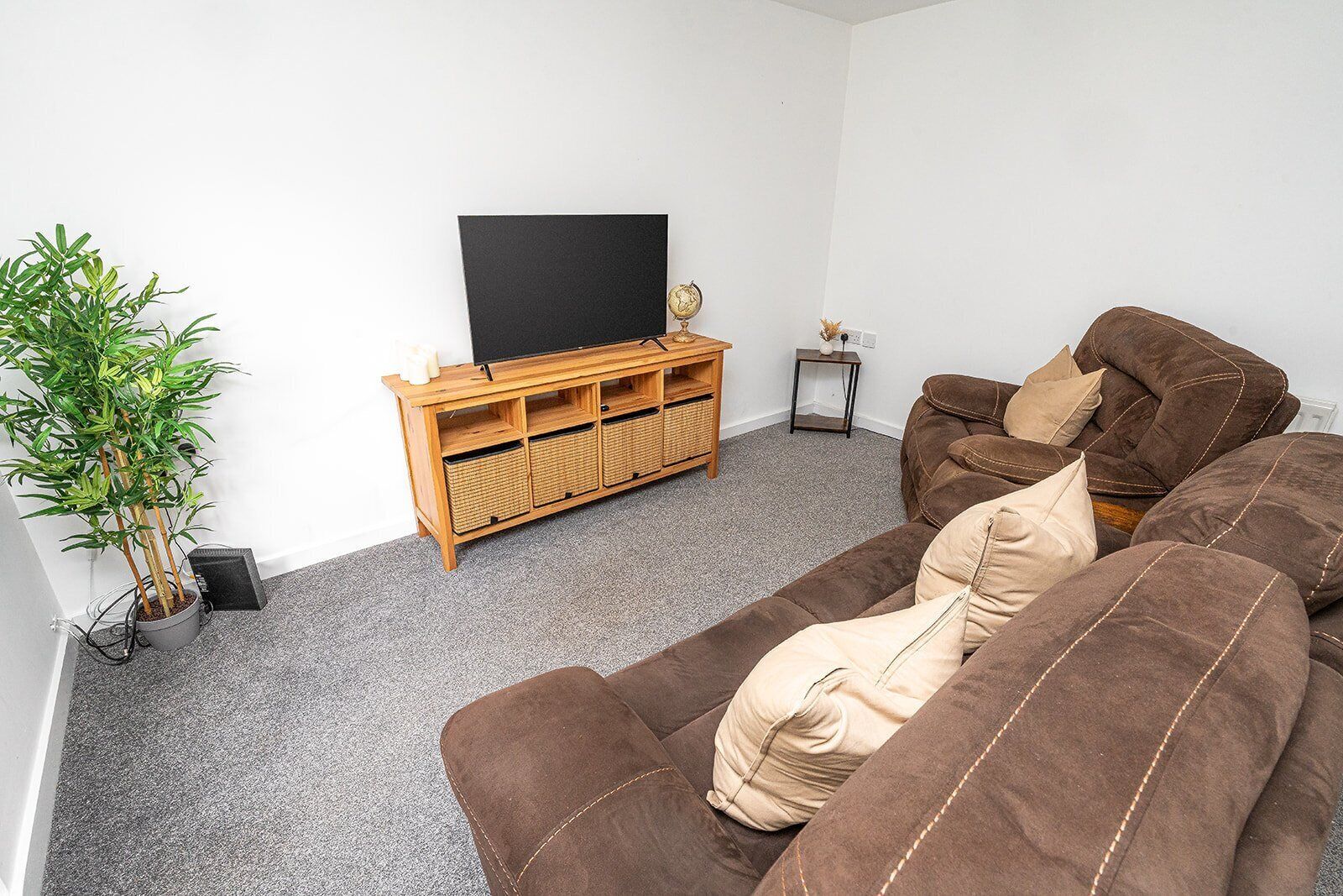 House (Modern 2-Bed Home with Driveway – B) | Living room