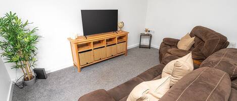 House (Modern 2-Bed Home with Driveway – B) | Living room