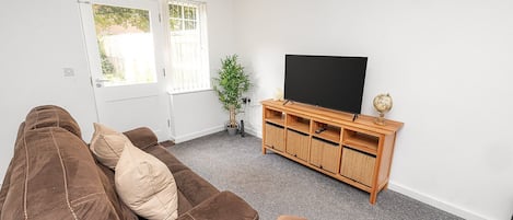 House (Modern 2-Bed Home with Driveway – B) | Living room | TV