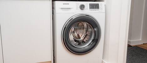 Maison (Modern 2-Bed Home with Driveway – B) | Cuisine privée