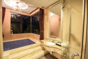 A bathroom with a bathtub, a sink, a mirror, and a shower. - Nankunshan Shihe Wonder Resort Villa (Longmen)