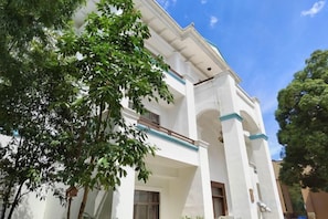 A white building with columns and a balcony. - Nankunshan Shihe Wonder Resort Villa (Longmen)
