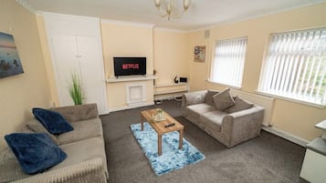 Casa (Comfortable 4-Bed Home with Free Park) | Sala de estar | Una televisión de pantalla plana