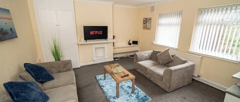 House (Comfortable 4-Bed Home with Free Park) | Living room | Flat-screen TV