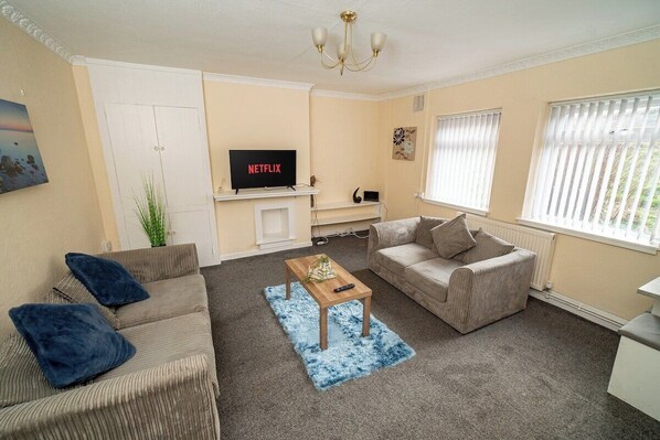 House (Comfortable 4-Bed Home with Free Park) | Living room