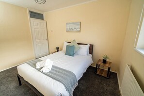 House (Comfortable 4-Bed Home with Free Park)