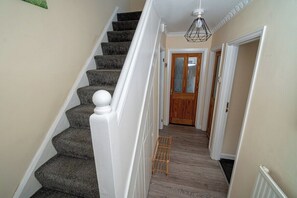 Exterior - Comfortable 4-bed Home With Free Parking (Swansea)