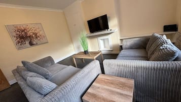 Casa (Comfortable 4-Bed Home with Free Park) | Sala de estar | Una televisión de pantalla plana