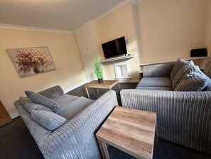 House (Comfortable 4-Bed Home with Free Park) | Living room