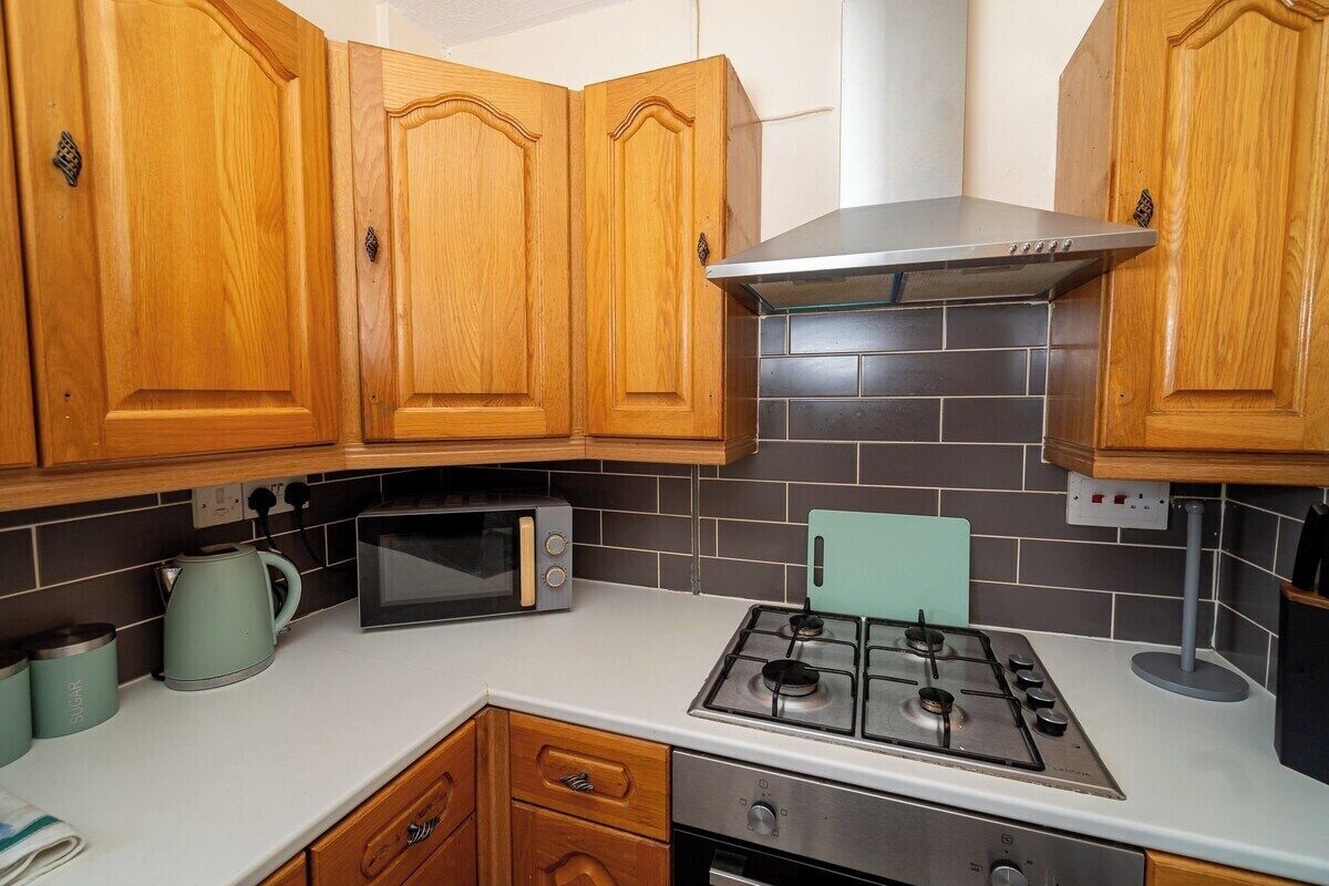 Ferienhaus (Comfortable 4-Bed Home with Free Park) | Eigene Küche | Kochgeschirr/Geschirr/Besteck