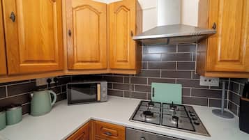 Ferienhaus (Comfortable 4-Bed Home with Free Park) | Eigene Küche | Kochgeschirr/Geschirr/Besteck