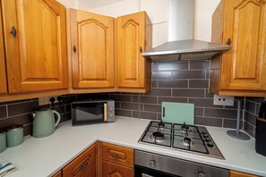 Ferienhaus (Comfortable 4-Bed Home with Free Park) | Eigene Küche | Kochgeschirr/Geschirr/Besteck