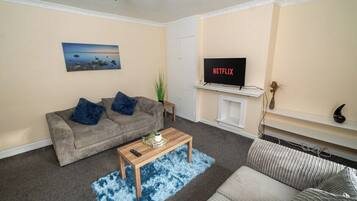 Rumah (Comfortable 4-Bed Home with Free Park) | Ruang keluarga | TV layar datar