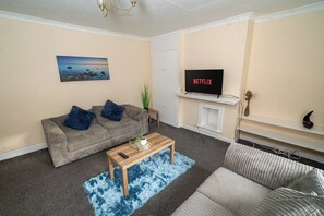 Ferienhaus (Comfortable 4-Bed Home with Free Park) | Wohnzimmer | Flachbildfernseher