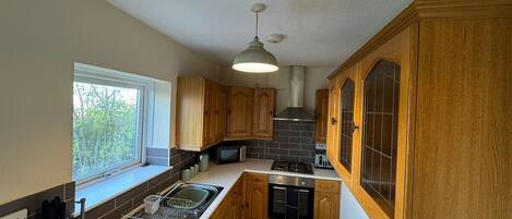 하우스 (Comfortable 4-Bed Home with Free Park) | 전용 주방 | 조리 도구/접시/주방 기구