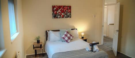 House (Comfortable 4-Bed Home with Free Park) | 4 bedrooms, free WiFi