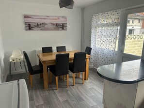 Exterior - Family & Group Stay 3 Bedroom Swansea Home (Swansea)