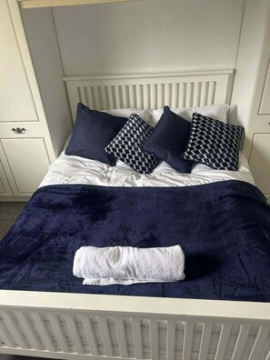 Exterior - Family & Group Stay 3 Bedroom Swansea Home (Swansea)