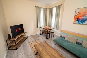 Maison (Family & Group Stay – 5-Bed Home, P) | Salle de séjour | Télévision à écran plat