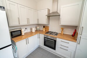 Maison (Family & Group Stay – 5-Bed Home, P) | Cuisine privée | Batterie de cuisine, vaisselle et ustensiles