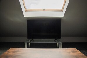 Living room - City Centre 6-bed Swansea Getaway (Swansea)