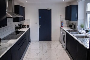 單棟房屋 (City Centre 6-Bed Swansea Getaway) | 私人廚房 | 廚房用具/餐具/器皿