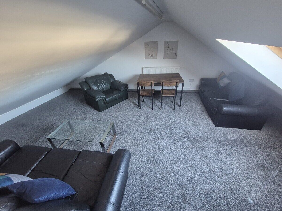 Talo (City Centre 6-Bed Swansea Getaway) | Olohuone | Taulutelevisio