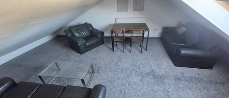 Talo (City Centre 6-Bed Swansea Getaway) | Olohuone | Taulutelevisio