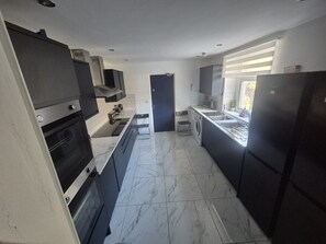 Private kitchen - City Centre 6-bed Swansea Getaway (Swansea)