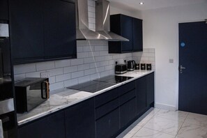 House (City Centre 6-Bed Swansea Getaway) | Private kitchen - City Centre 6-bed Swansea Getaway (Swansea)