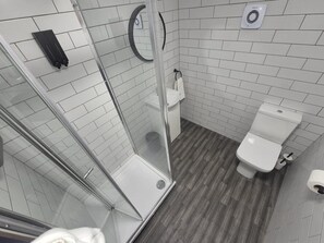 House (City Centre 6-Bed Swansea Getaway) | Bathroom - City Centre 6-bed Swansea Getaway (Swansea)