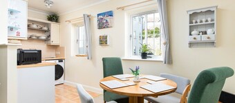 Seaview 2-bed With Private Parking, Portishead