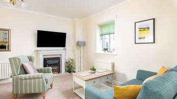 Hus (Seaview 2-Bed with Private Parking, P) | Oppholdsrom | TV