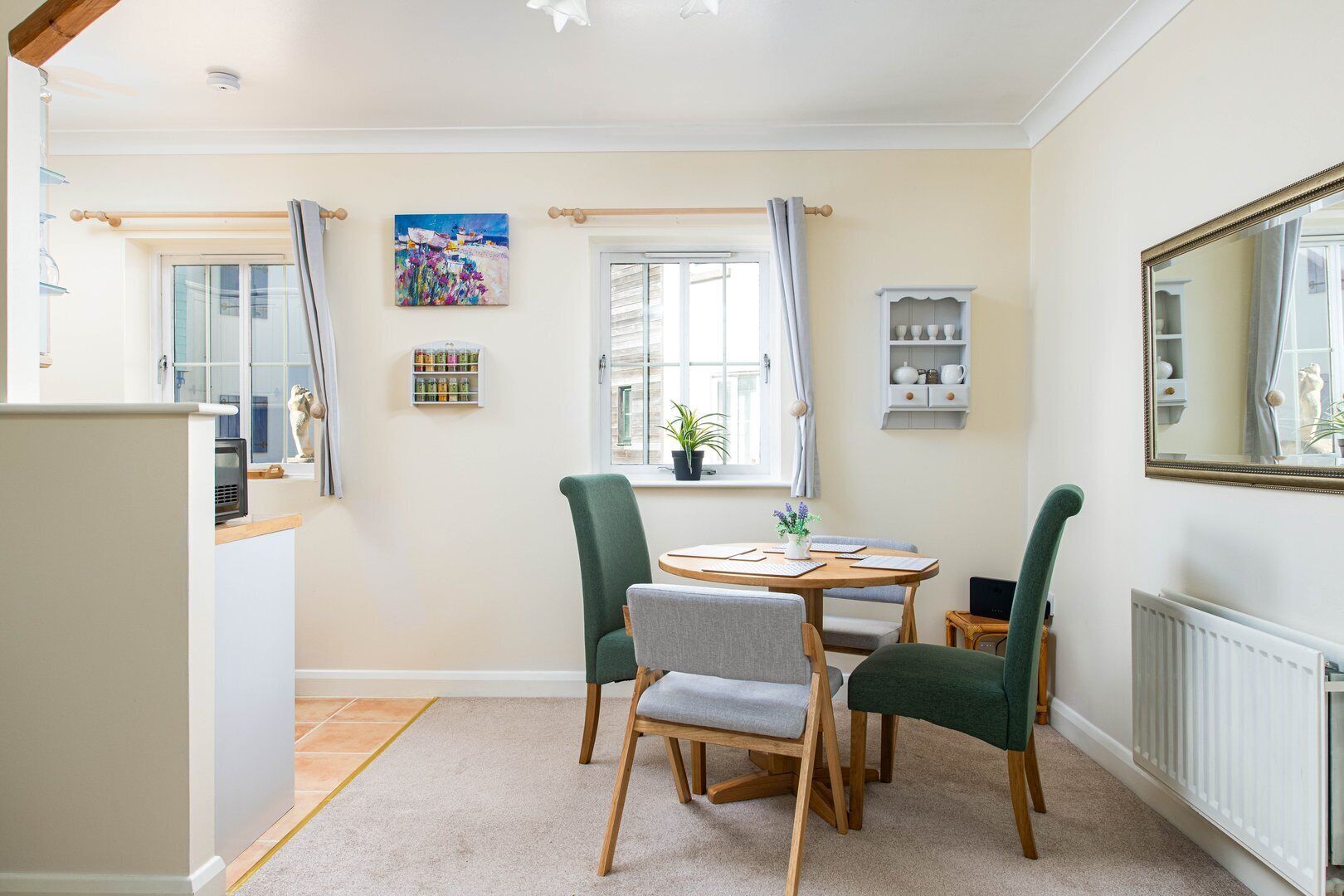 House (Seaview 2-Bed with Private Parking, P) | Dining