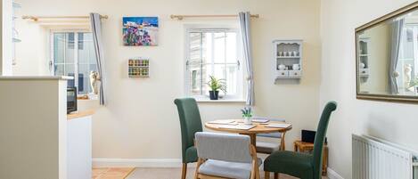 House (Seaview 2-Bed with Private Parking, P) | Dining