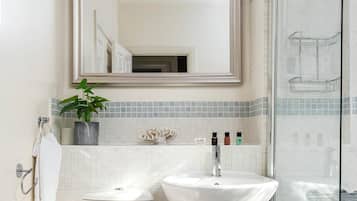 Ferienhaus (Seaview 2-Bed with Private Parking, P) | Badezimmer