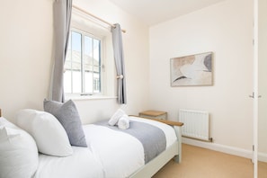 House (Seaview 2-Bed with Private Parking, P) | 2 bedrooms, free WiFi - Seaview 2-bed With Private Parking, Portishead (Bristol)