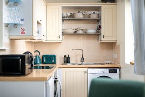 House (Seaview 2-Bed with Private Parking, P) | Private kitchen - Seaview 2-bed With Private Parking, Portishead (Bristol)