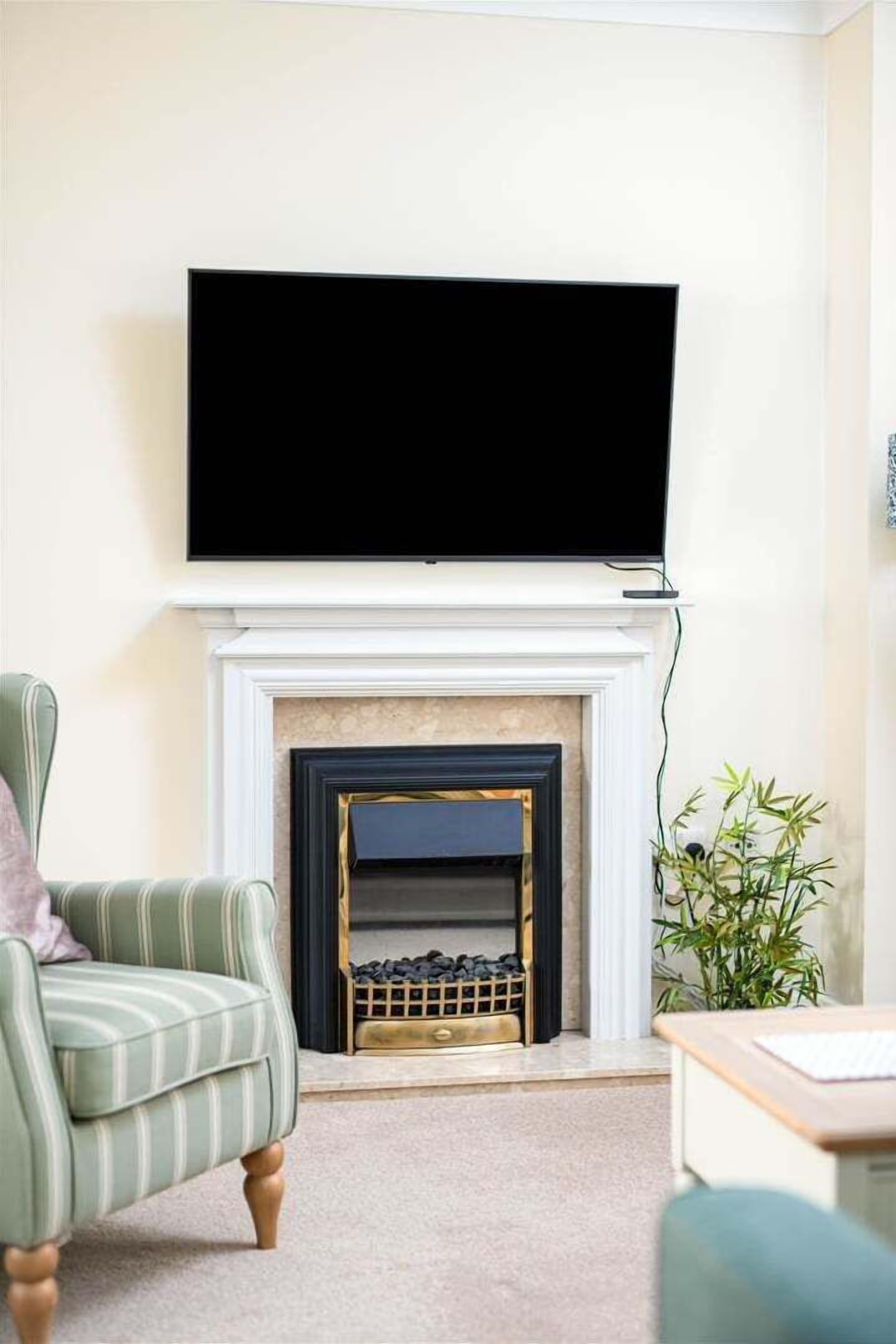 House (Seaview 2-Bed with Private Parking, P) | Living room